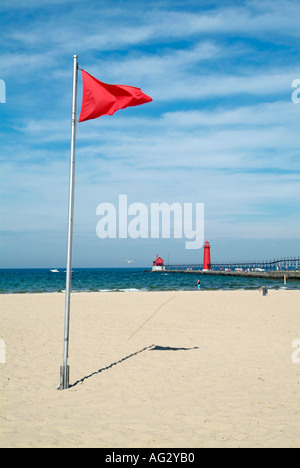 Drapeau rouge sur la plage de Grand Haven State Park met en garde les nageurs de l'eau polluée et la baignade est interdite Banque D'Images