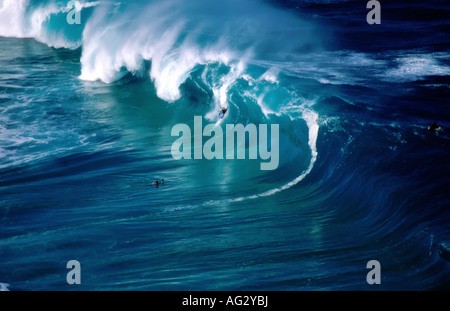 Gros shorebreak, Waimea Bay. Banque D'Images