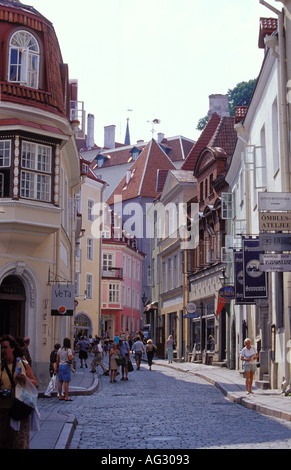 Rue sinueuse rue Pikk coloré dans la vieille ville de Tallinn Tallinn Estonie Banque D'Images