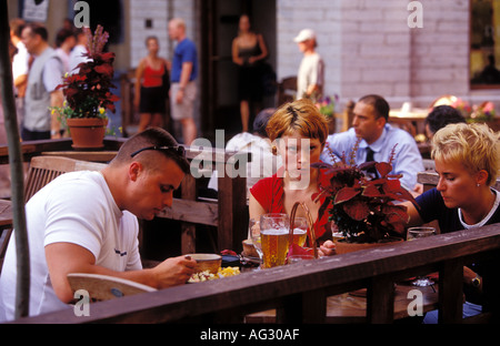 Les jeunes de la région à un restaurant en plein air sac de poivre dans la vieille ville de Tallinn Estonie Banque D'Images