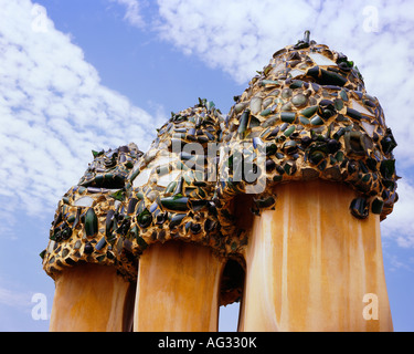 Trois formes géantes se tenir dans une ligne devant un ciel bleu et nuages filandreux Banque D'Images