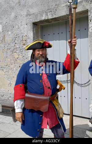 Reenactor habillé en 18e siècle espagnol artilleur uniforme, Castillo de San Marcos Natl. Monument, St Augustine, FL. Banque D'Images