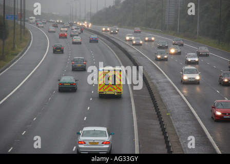 L'ambulance à la tombée sur le M62 Huddersfield Banque D'Images