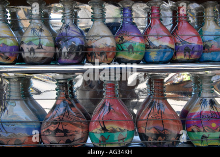 Pile de bouteilles de sable avec différentes sortes de sable de couleur provenant de la gorge de Petra en vente dans une boutique de souvenirs à Amman Jordanie Banque D'Images