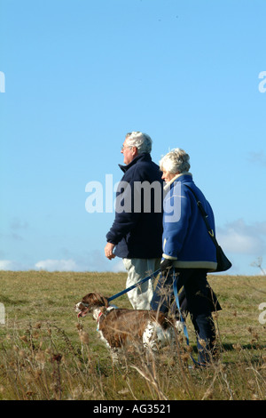 Les promeneurs de chiens chemin côtier du sud-ouest Dorset England UK Banque D'Images