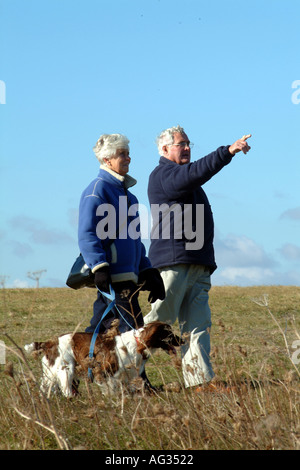 Dog Walkers South West Coast Path Dorset England UK couple européen à pied leur spinger spaniel chien Banque D'Images