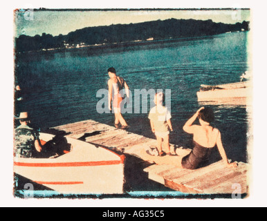 Transfert de l'image Polaroid en vacances en famille au lac circa 1950 Banque D'Images