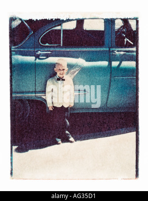 Transfert Polaroid portrait de jeune garçon debout en voiture vers 1950 Banque D'Images