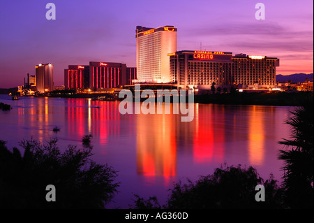 La Rivière Colorado s'écoule en face de Laughlin Nevada Banque D'Images