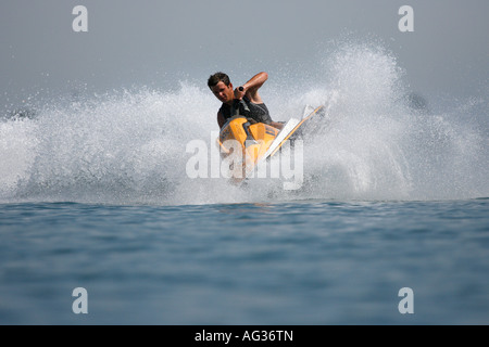 Adolescent difficile tournant sur un jet ski. Banque D'Images