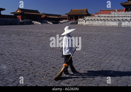 Une balayeuse se promène dans la cour de la Cité interdite à Pékin en Chine Banque D'Images