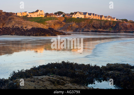 Maisons à nouveau Polzeath Cornwall UK reflète dans la plage Banque D'Images