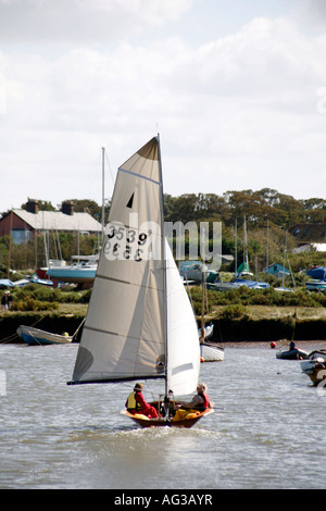 La voile à Morston Quay, près de Blakeney, Norfolk, Angleterre Banque D'Images