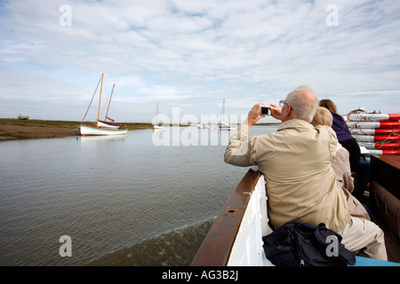 Les touristes sur le voyage en bateau au départ de Morston Quay à Blakeney Point, Norfolk, Angleterre Banque D'Images