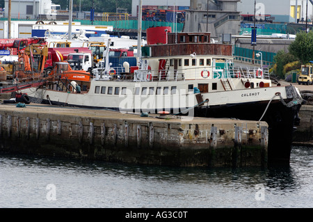 Remorqueur à vapeur aux côtés de calshot à Southampton docks Banque D'Images