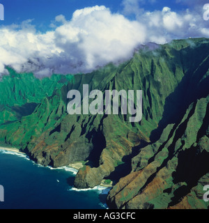 Aérienne spectaculaire vue d'hélicoptère le long des célèbres falaises volcaniques vert cannelé de la côte de Na Pali Kauai Island Hawaii Banque D'Images