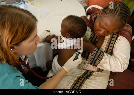 Un médecin israélien examine un jeune enfant en bas âge pendant l'assistance médicale des demandeurs d'asile africains qui ont traversé d'Égypte à Beersheba Israël Banque D'Images