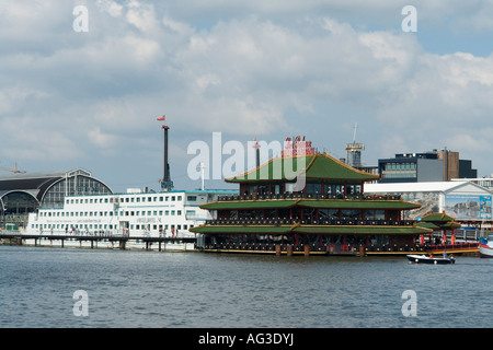 Sea Palace Chinese Restaurant flottant et Amstel Botel Hotel dans un navire Amsterdam Pays-Bas europe Banque D'Images