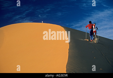 L'Algérie Kerzaz hommes ski sur dune de sable du désert du Sahara Banque D'Images