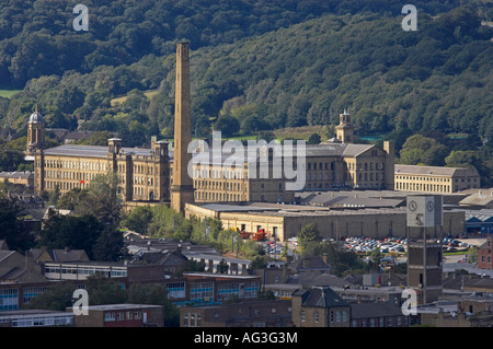 Ancien impressionnant moulin en textile victorien (galerie d'art) dans la vallée de l'aire, grande cheminée qui domine les maisons - Moulin à sel, Saltaire, Angleterre, GB, Royaume-Uni. Banque D'Images