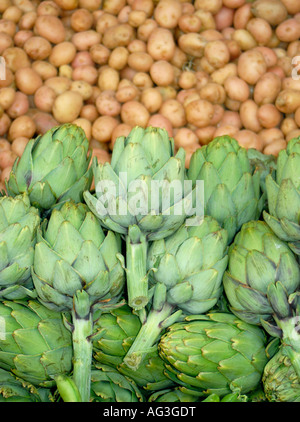 Les artichauts et les pommes de terre au Marché Central (Marche) à Casablanca, Maroc Banque D'Images