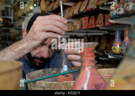 Jordanien ajoute du sable coloré pour une bouteille remplie de sable multicolore roches qui se trouve à Petra dans un magasin de souvenirs à Amman Jordanie Banque D'Images