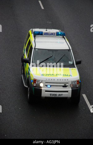 Ambulance sur autoroute M62 à Huddersfield Banque D'Images