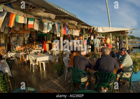 Bar Waterfront et restauruant à Vava'u dans le Royaume des Tonga, une destination populaire pour les voiliers et l'observation des baleines. Banque D'Images