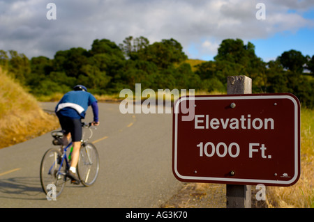 Montée cycliste sur route, après l'altitude marqueur Mount Diablo State Park en Californie Banque D'Images