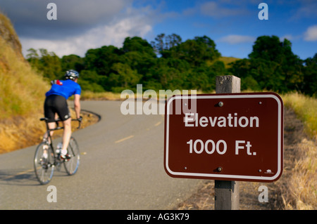 Montée cycliste sur route, après l'altitude marqueur Mount Diablo State Park en Californie Banque D'Images