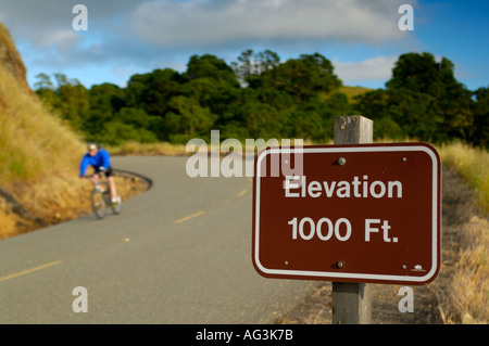 Descente cycliste sur route, après l'altitude marqueur Mount Diablo State Park en Californie Banque D'Images