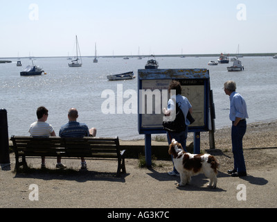 Les avis du conseil et de s'asseoir et d'Orford orford ness East Anglia suffolk angleterre uk Banque D'Images