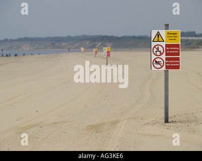 Plage et les signes de danger sur la plage au lowestoft East Anglia suffolk angleterre uk Banque D'Images