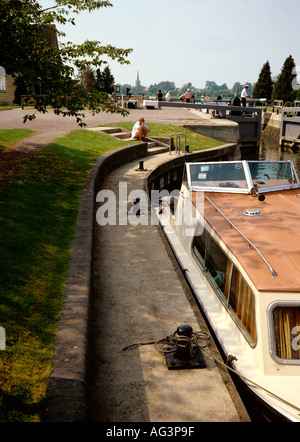 Gloucestershire Lechlade bateaux à St Johns verrou sur la Tamise Banque D'Images