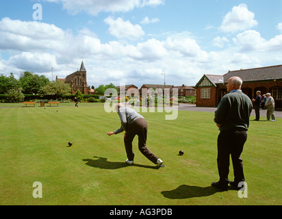 Stockport Cheshire sport hommes âgés jouant bols sur vert municipal Banque D'Images