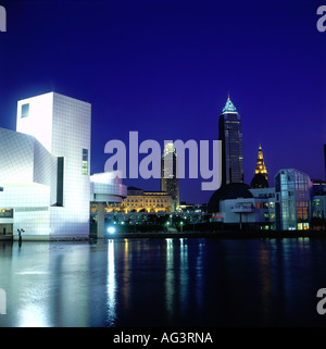 Géographie / voyages, USA, Ohio, Cleveland, vues sur la ville / paysages urbains, Skyline, Rock and Roll Hall of Fame, important centre (milieu), le lac Érié, vision de nuit Additional-Rights Clearance-Info,--Not-Available Banque D'Images