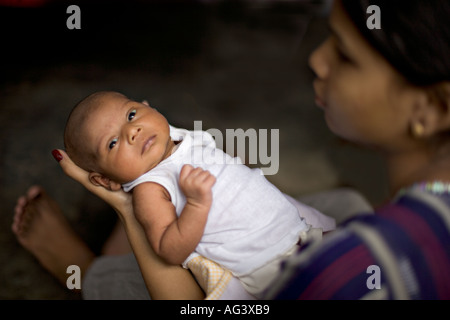 Un bébé nouveau-né fille tenue par une femme au Pakistan Banque D'Images