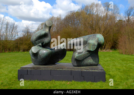 Fondation Henry Moore , Perry Green , metal sculpture en bronze d'une figure féminine inclinables en deux pièces terminé 1969 en plein air. Banque D'Images