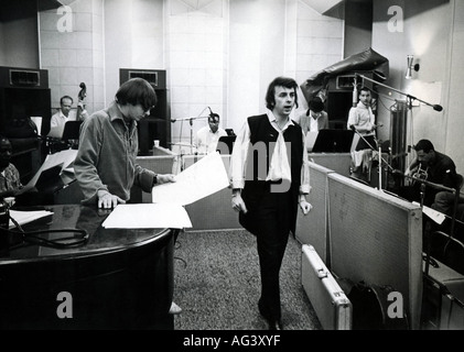 PHIL SPECTOR record américain producteur de 1967 avec asistant Jack Nitzsche à gauche Banque D'Images