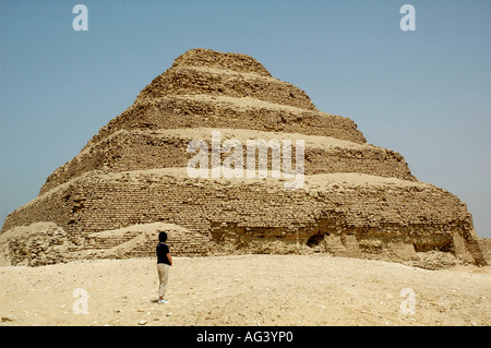 Touriste en face de la pyramide à degrés de Zoser à Saqqara Banque D'Images