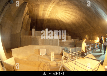 Les touristes et de l'ingénierie et de la construction moderne à l'intérieur de l'ancien Temple d'Abou Simbel Egypte Banque D'Images