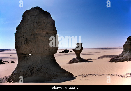 L'Algérie, près de Tamanrasset Sandstone contre le ciel bleu Banque D'Images