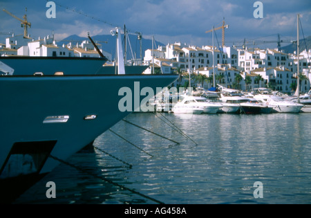 Bateaux dans le port de Puerto Banus hangout des riches et célèbres près de Marbella espagne Banque D'Images