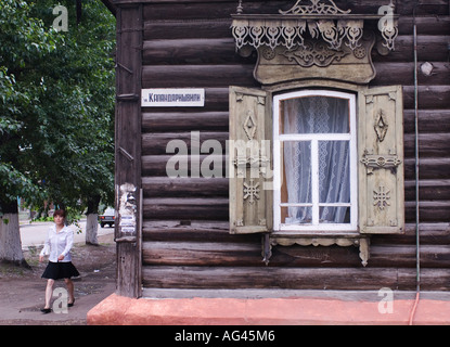 Fenêtre en bois ornés d'dans maison à Oulan-oudé Sibérie Russie 2006 Banque D'Images