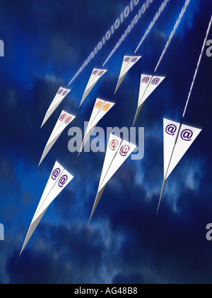e-mail, message, communication représentée par des avions en papier qui survolent le ciel avec le symbole @ sur les ailes Banque D'Images