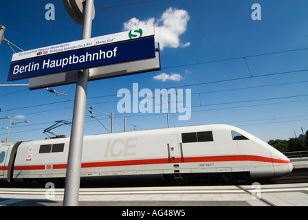 Train à grande vitesse ICE Intercity à plate-forme à nouveau la gare centrale Hauptbahnhof ou à Berlin Allemagne Banque D'Images