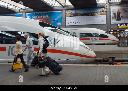 Intercity allemand de trains à grande vitesse ICE à Munich Bavière station plates-formes Allemagne Banque D'Images