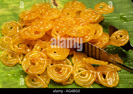HMA79228 plat sucré indien fait Jalebi par friture pâte de lentilles et le trempant dans du sirop de sucre Banque D'Images