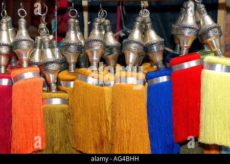 Maroc , Marrakech, Place Jemaa El Fna , Souk , scène de marché africain coloré lumineux de glands avec des détenteurs d'argent Banque D'Images