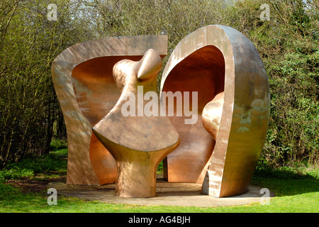 Fondation Henry Moore , Perry Green , metal sculpture en bronze d'une grande figure dans un abri terminé 1985-1986 Banque D'Images